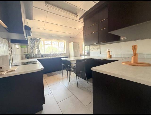 4 BEDROOM HOUSE FOR SALE IN VANDERBIJLPARK CE 2